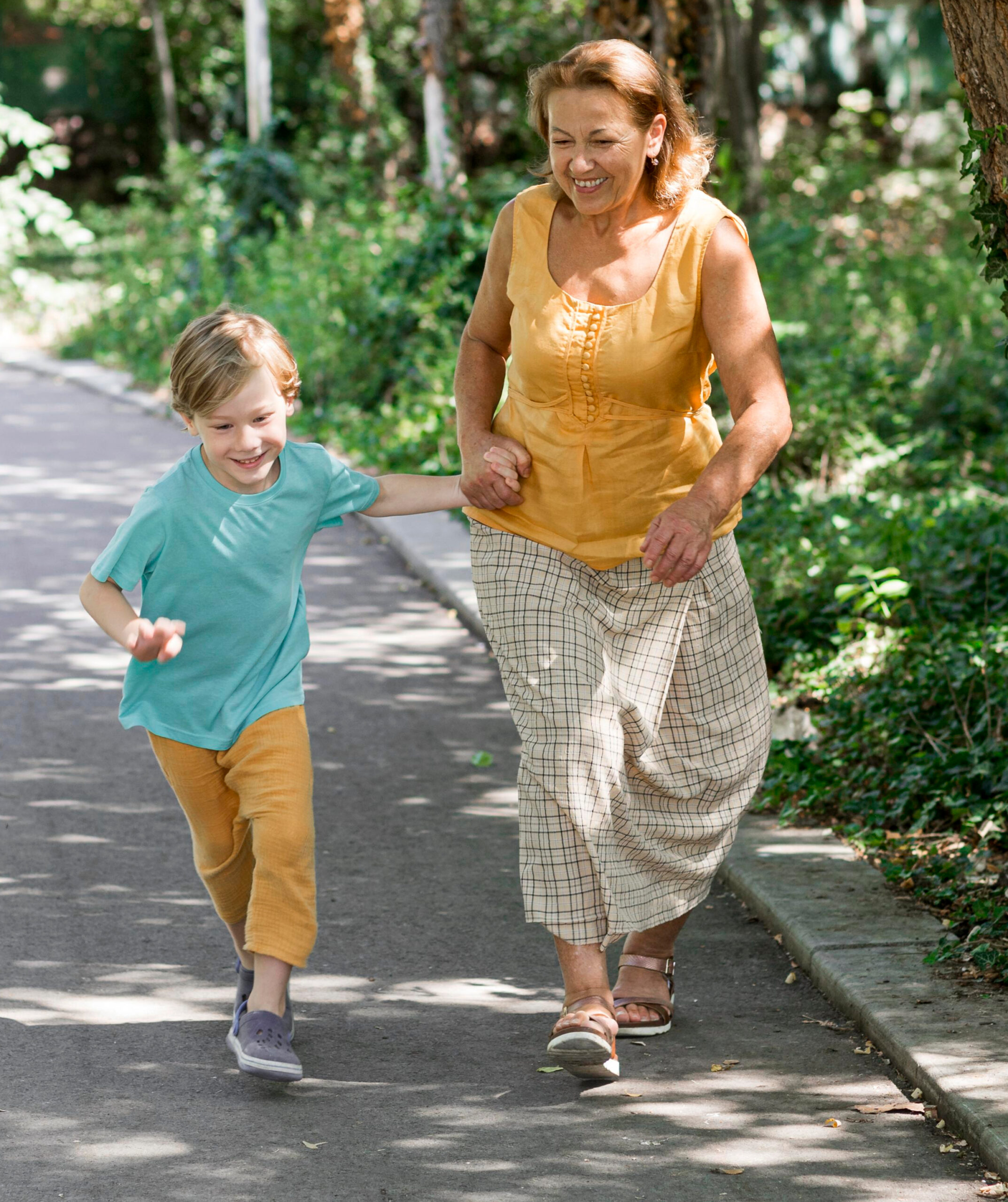 full-shot-grandma-kid-running (2)